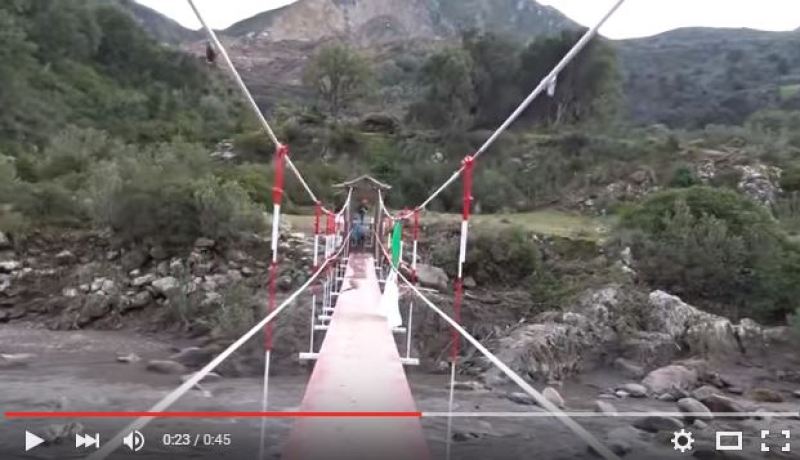 بالفيديو مواطنون يشيدون جسرا بأموالهم الخاصة لفك الحصار عن قرى معزولة في جيجل