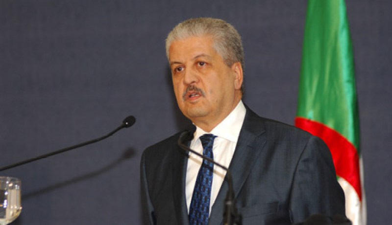 السيد سلال يعرب عن تضامن الحكومة الجزائرية مع تونس