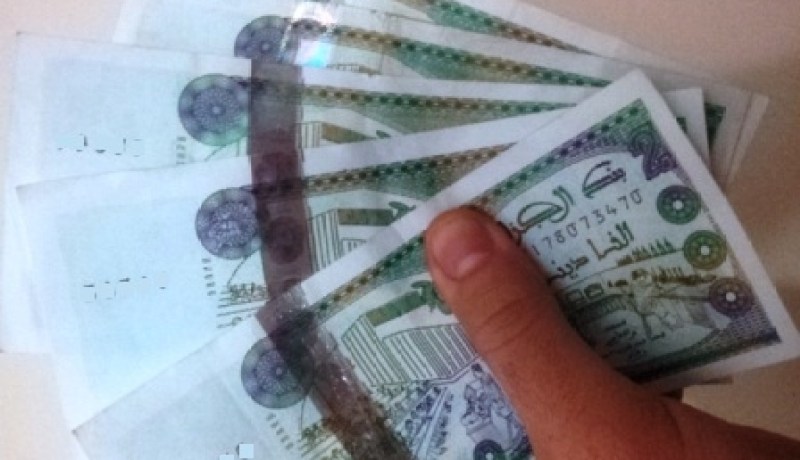 احباط محاولة اغراق السوق النقدية بـ 199 مليون سنتيم مزورة من فئة 2000 دج في باتنة