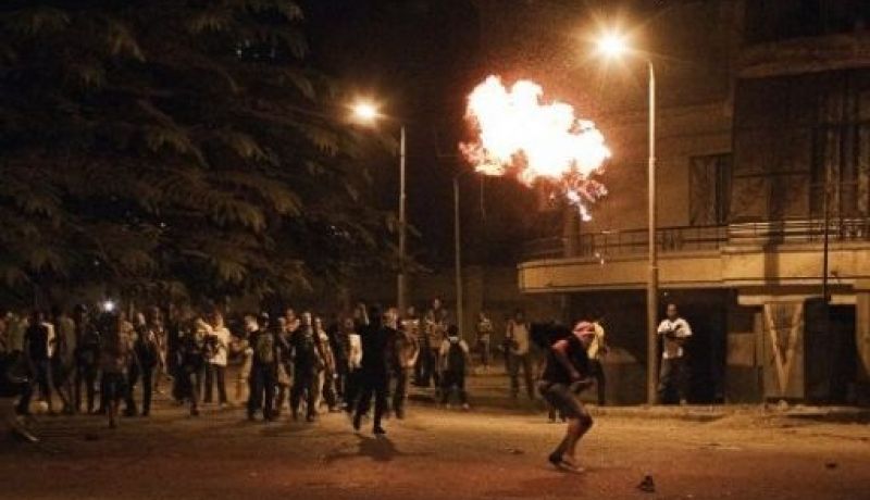 عشرات الجرحى في اشتباكات بين قوات الامن ومتظاهرين قرب السفارة السورية في القاهرة