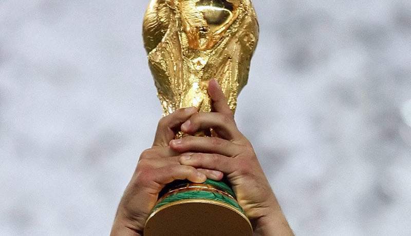 بلاتر يسلم كأس العالم الأصلية للرئيسة البرازيلية