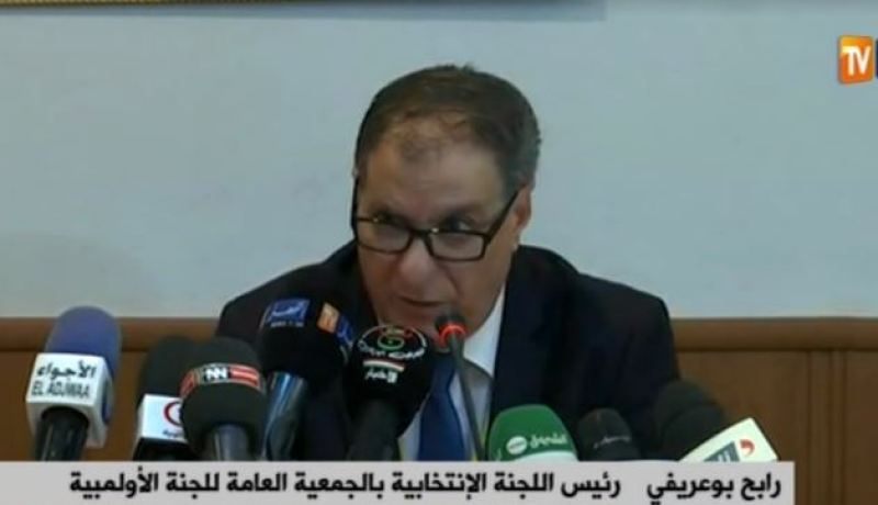 بالفيديو رئيس اللجنة الإنتخابية بالجمعية العامة للجنة الأولمبية يدخل في مناوشات مع أحد أعضاء الجمعية الانتخابية