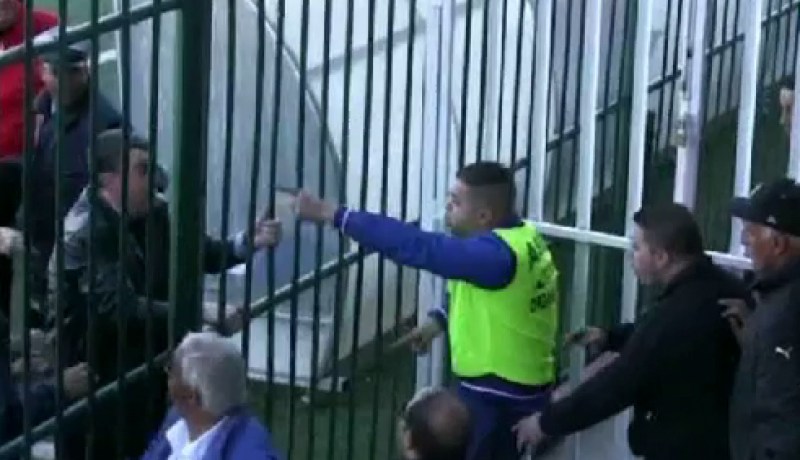 عبد الكريم بيرة يبصق على أحد المناصرين والمناصر يرد بالمثل