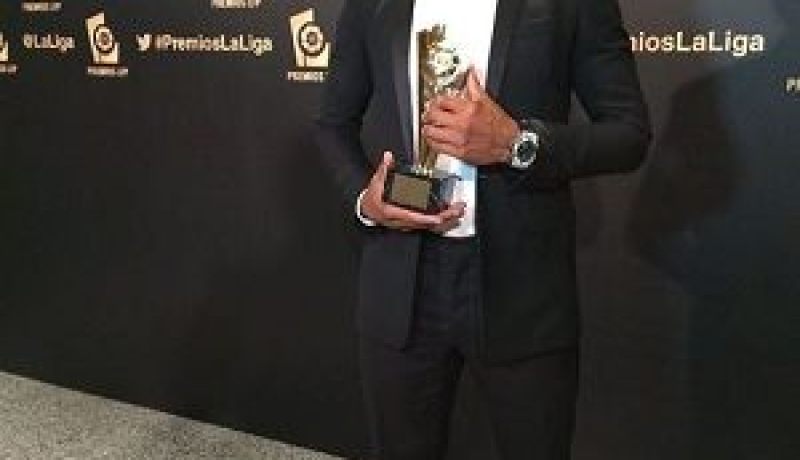ياسين براهيمي يفوز بجائزة أفضل لاعب إفريقي لموسم 2013- 2014