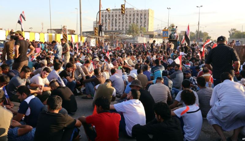 4 قتلى و90 جريحا بعد اقتحام محتجين عراقيين للمنطقة الخضراء في بغداد