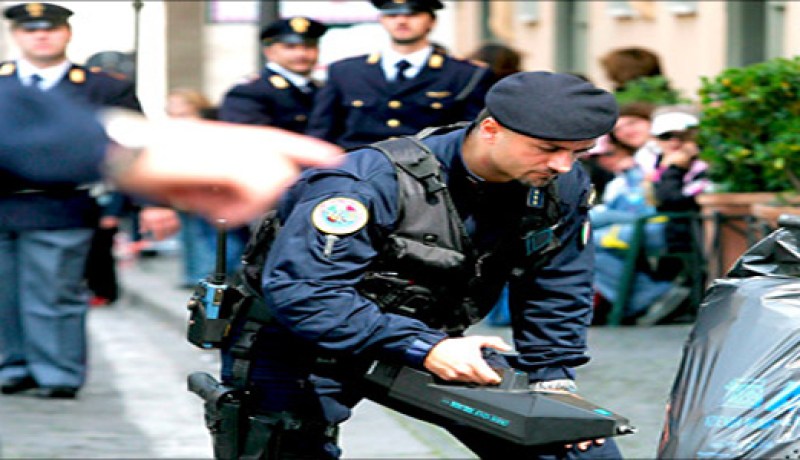 انفجار 3 قنابل بمبنى للضرائب بنابولي في ايطاليا