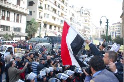 مقتل ضابط واثنين من المتظاهرين في مصر