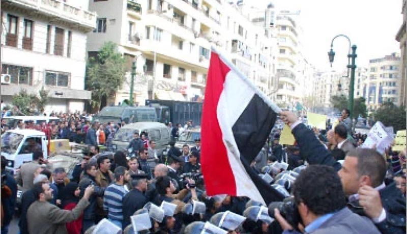 مقتل ضابط واثنين من المتظاهرين في مصر