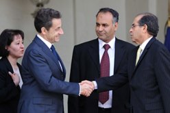 فرنسا تعترف بانتقالي ليبيا