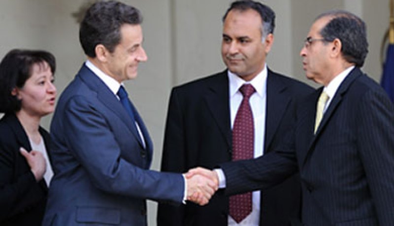 فرنسا تعترف بانتقالي ليبيا