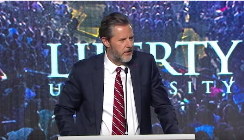 رئيس جامعة ليبيرتي يدعو الطلبة لحمل السلاح والقضاء على المسلمين