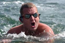 بالصّور سبّاح يتحدّى أسماك القرش والطقس الصعب لعبور المحيط الأطلسي