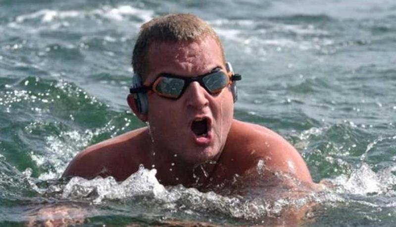 بالصّور سبّاح يتحدّى أسماك القرش والطقس الصعب لعبور المحيط الأطلسي