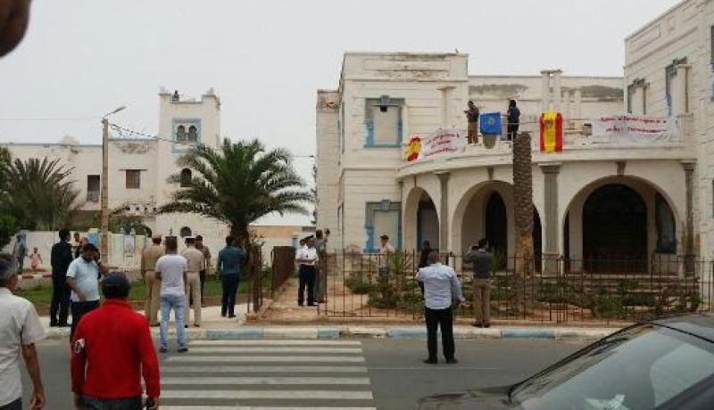 شباب مغاربة يقتحمون مقرا للإدارة ويرفعون عليه العلم الإسباني ويطالبون بالجنسية الإسبانية