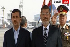 مرسي يستقبل نجاد في مطار القاهرة