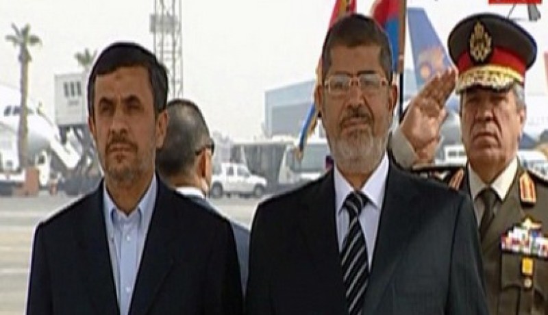 مرسي يستقبل نجاد في مطار القاهرة