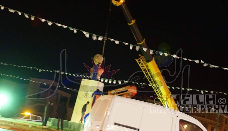 السلطات المحلية تزيل تمثال الشهـيد “العربي بن مهيدي” المشوه في أم البواقي