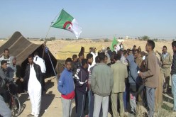 سكان قرية الغربية ينصبون الخيام بجانب الطريق الوطني رقم 16 في الوادي