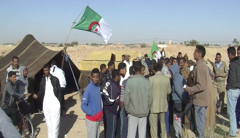 سكان قرية الغربية ينصبون الخيام بجانب الطريق الوطني رقم 16 في الوادي