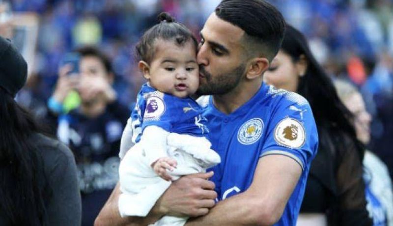 بالصور… محرز يحتفل بنهاية الموسم مع إبنتيه وعائلته