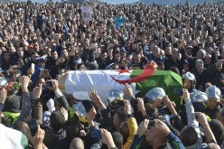 الجزائريون يشيعون الدا الحسين إلى مثواه الأخير