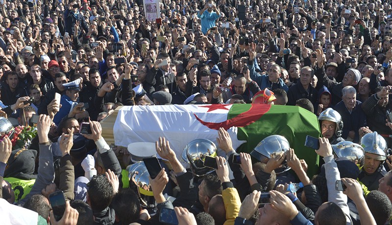 الجزائريون يشيعون الدا الحسين إلى مثواه الأخير