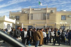 بطالون يغلقون مقر وكالة التشغيل بعد قرار إنهاء مهام مديرها في الوادي