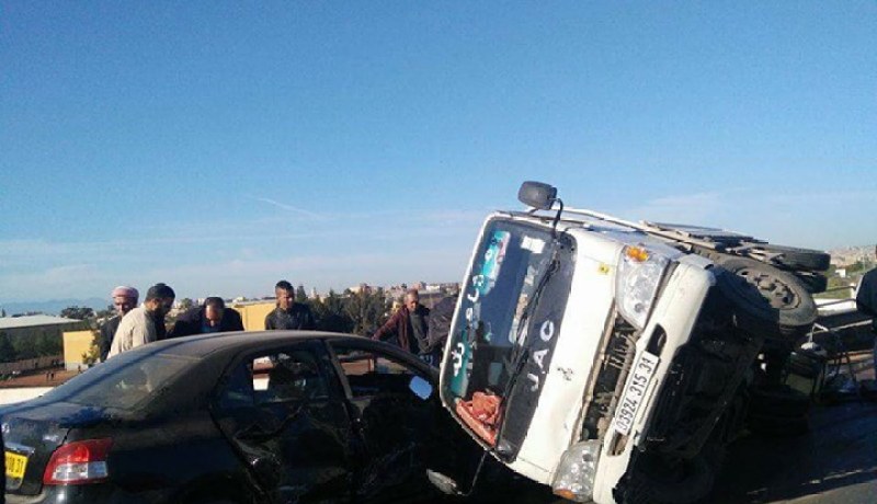 بالصور حادث مرور خطير في وهران والسائقين في حالة خطيرة