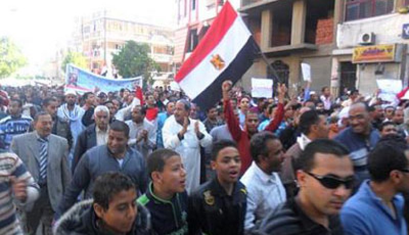 الجيش المصري يناشد أنصار الرئيس المعزول الابتعاد عن المنشآت العسكرية