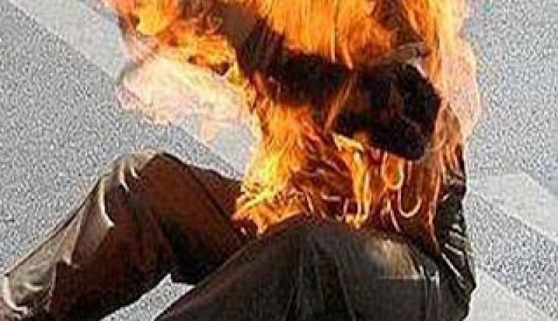 رعية تونسي  سكران  ينتحر حرقا أمام مقر للشرطة في تبسة