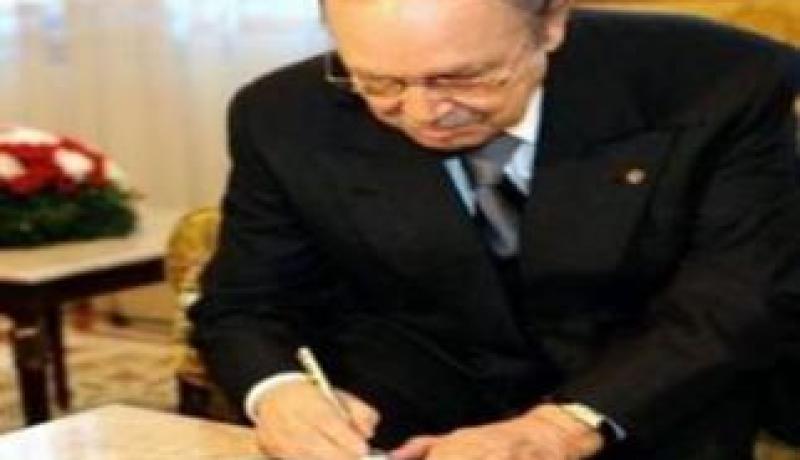 الرئيس بوتفليقة يوقع على خمس مراسيم رئاسية تتضمن التصديق على عدة اتفاقات و مذكرة تفاهم