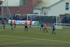 شاهد.. هدف كوميدي في مباراة كرة القدم