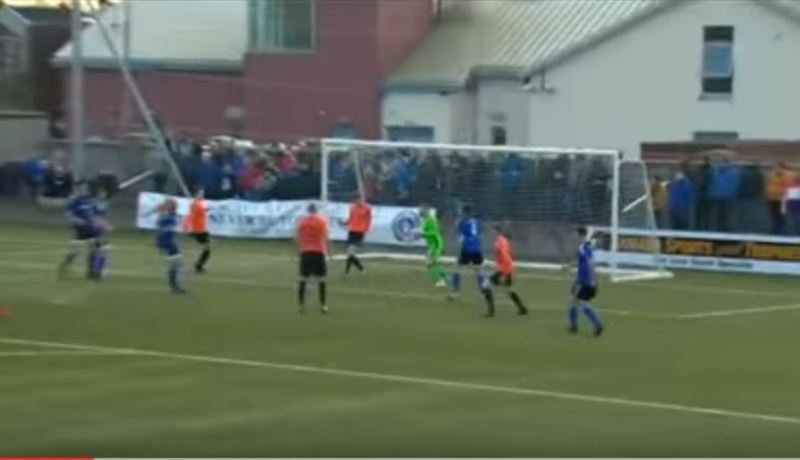 شاهد.. هدف كوميدي في مباراة كرة القدم