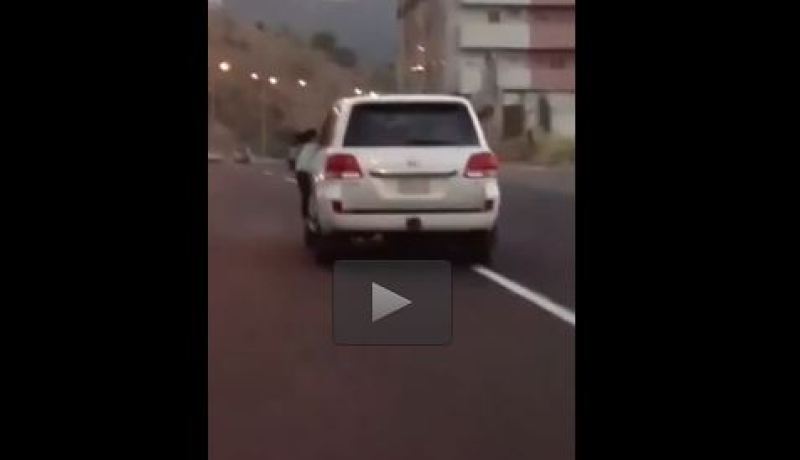 بالفيديو  متهور يقود سيارته وابنته معلقة على الباب مخاطراً بحياتها
