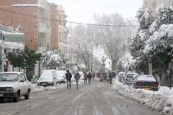 عشرات الطرقات مشلولة، آلاف السكان معزولون وعائلات منكوبة  بسبب الثلوج