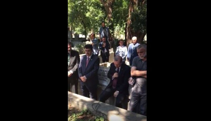 بالفيديو.. أردوغان يقرأ القرآن في جنازة أحد أقاربه