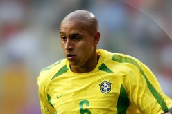 روبرتو كارلوس   لن اعتزل كرة القدم