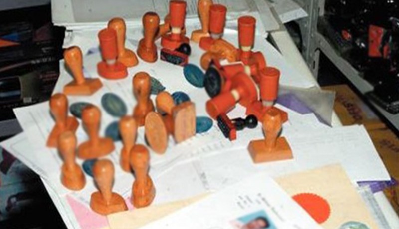 وكيل جمهورية مزيف يقود جمهورية موازية  لتقليد أختام النواب العامين بمجلس قضاء البليدة