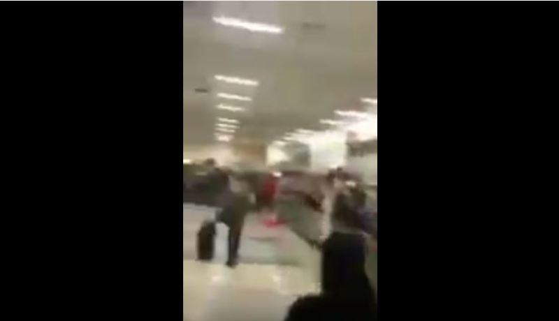 شاهد.. ردة فعل أمريكيون تفاجأوا بوجود سعودي وزوجته بمطار واشنطن