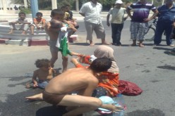 عائلة مجاهد تعتصم دون ملابس أمام مقر ولاية الوادي