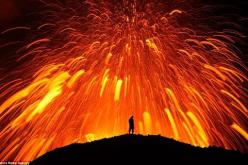 بالصور :مصوِّر أيسلندي يلعب مع بركان ثائر ليلتقط صوراً مذهلة