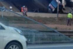 بالصور..انقلاب شاحنة في الطريق السريع لدار البيضاء