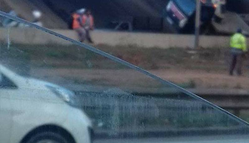 بالصور..انقلاب شاحنة في الطريق السريع لدار البيضاء