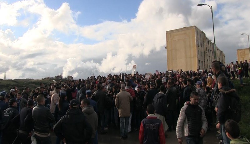 مئات التلاميذ وعائلاتهم يخرجون في مسيرة تنديدا بمقتل التلميذ «كمال» في سكيكدة