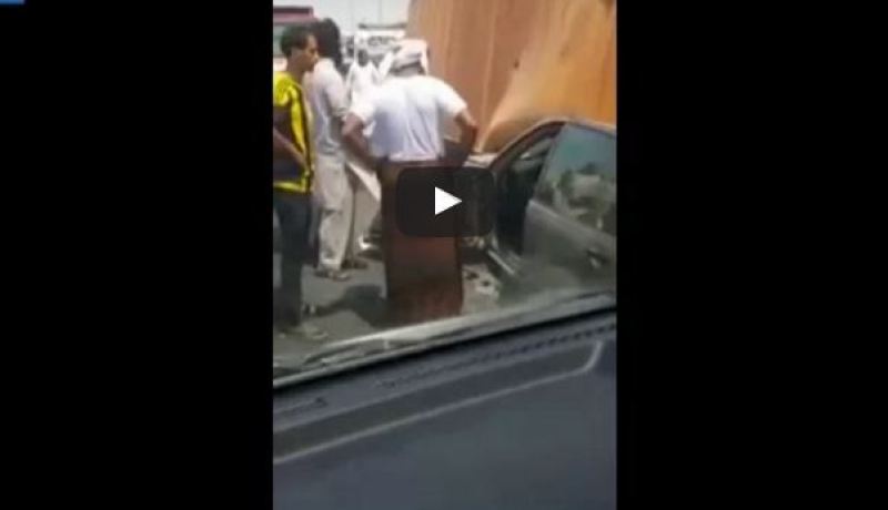بالفيديو.. نجاة سائق سعودي بأعجوبة بعد سقوط حاوية شاحنة عليه