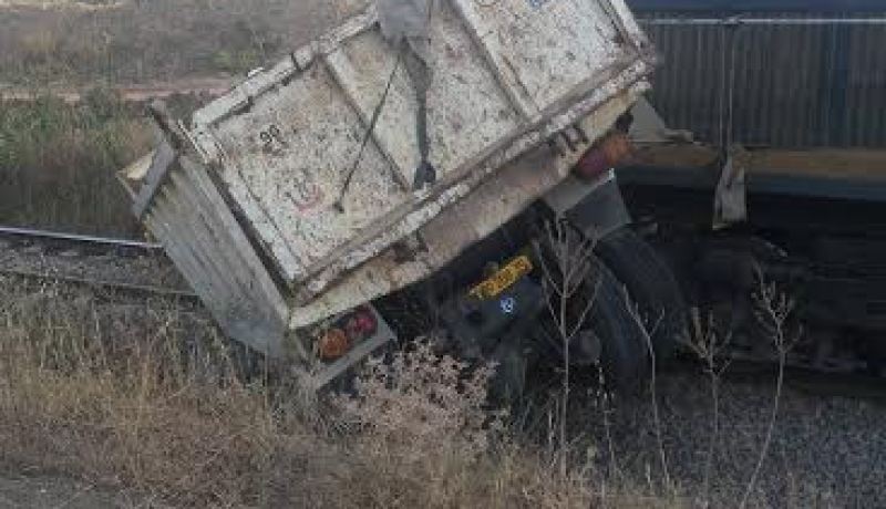 بالصور حادث مرور بين قطار وشاحنة من الوزن الثقيل بالبويرة