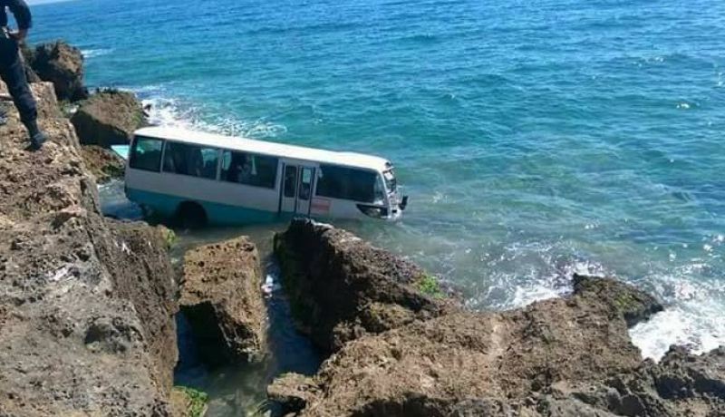 سقوط حافلة لنقل المسافرين في البحر بتيبازة