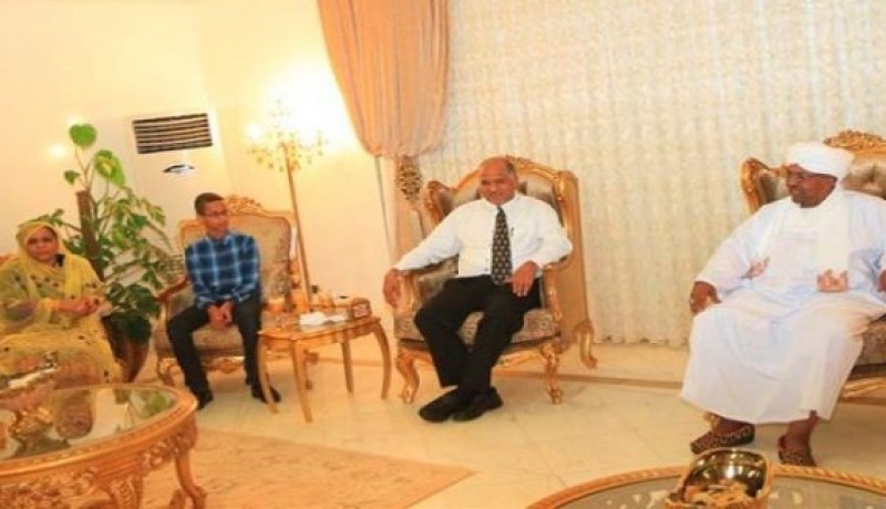 عمرالبشير يكرم الطفل السوداني مخترع الساعة