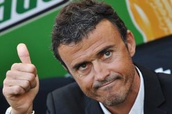 المدرب لويس انريكي باق في برشلونة