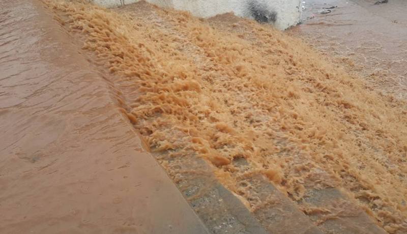 قطرات من الأمطار الموسمية تغرق العديد من طرقات الوطن